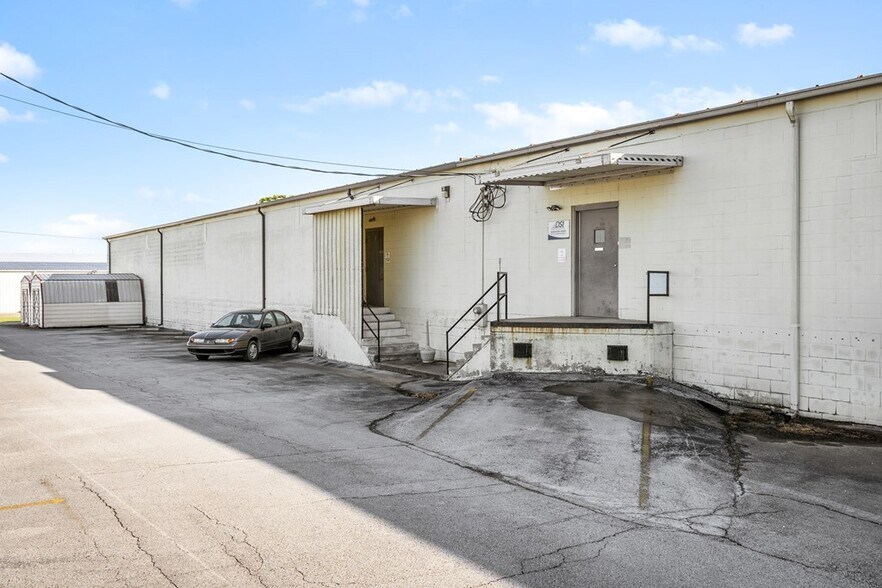 More Photos Of 208 Bradshaw Pike, Hopkinsville Light Distribution For Lease
