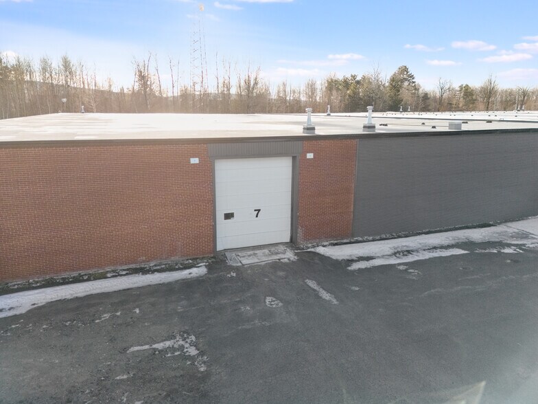 More Photos Of 135 Rue Dean, Cowansville Industrial For Lease