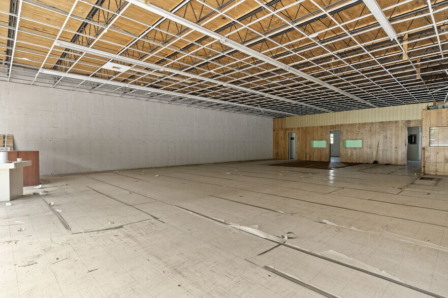 More Photos Of 140 1st S, Alabaster Storefront For Sale