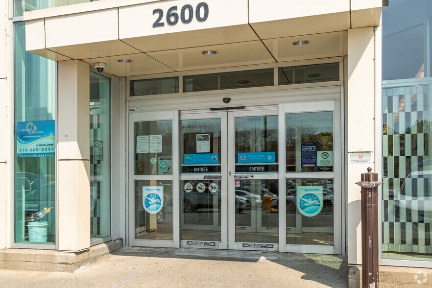 More Photos Of 2600 Rue Victoria, Montréal Freestanding For Lease