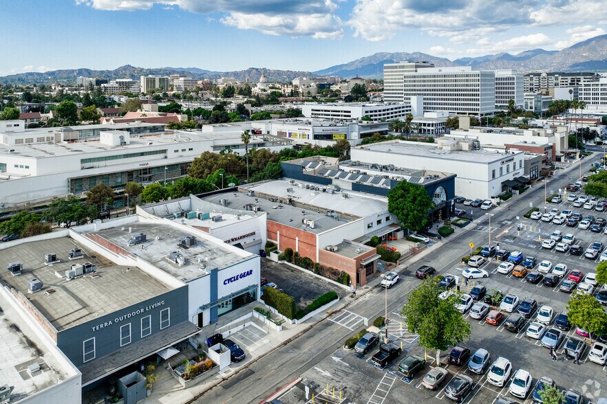 More Photos Of 396-400 S Lake Ave, Pasadena Storefront For Lease
