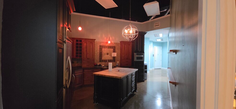 More Photos Of 13830 Jetport Commerce Pky, Fort Myers Warehouse For Lease