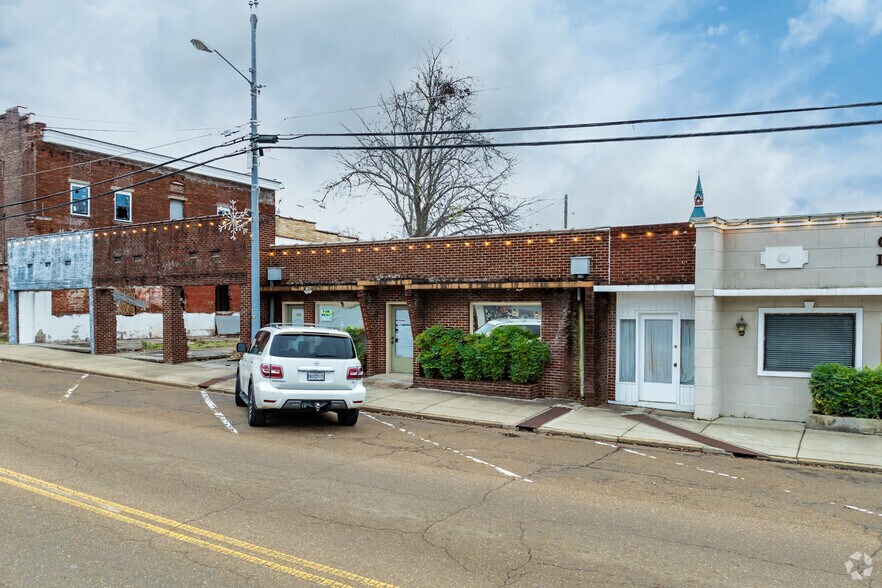 Primary Photo Of 406 W Main St, Senatobia Storefront Retail Office For Lease