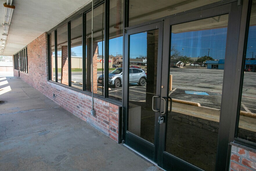 More Photos Of 315-330 E Spring St, Palestine Unknown For Lease