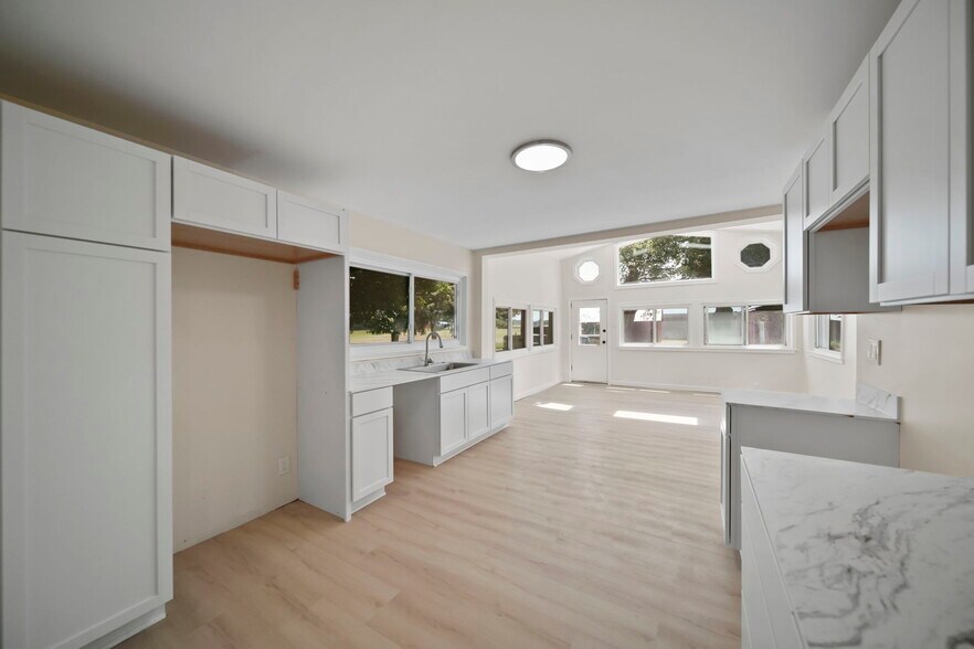 More Photos Of 15379 Howard Rd, Hanover Flex For Sale