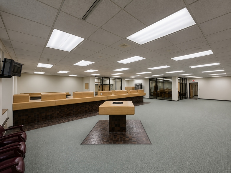 More Photos Of 660 N University Blvd, Middletown Office For Sale