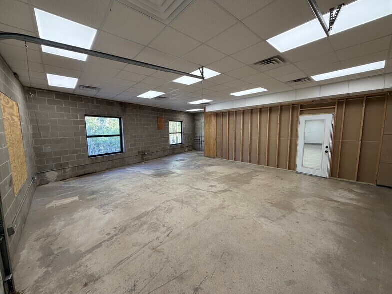 More Photos Of 505 W Hwy 90, Castroville Service Station For Lease