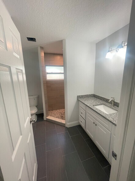 More Photos Of 2726 6th Ave W, Bradenton Office For Sale