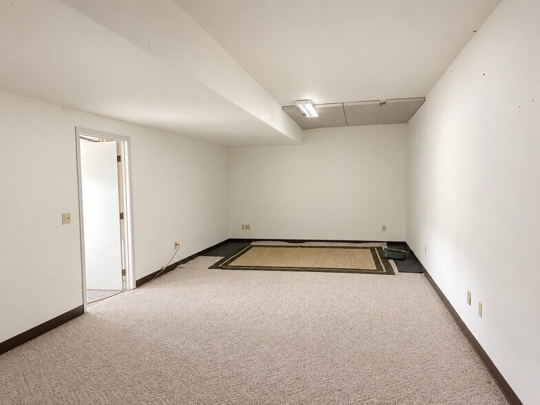 More Photos Of 309 Barclay Ave, Pine River Office For Sale