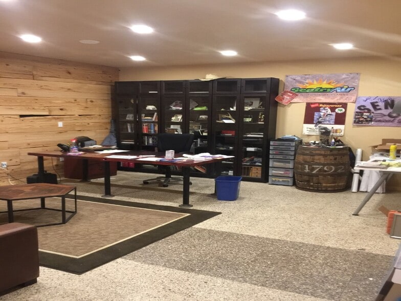 More Photos Of 11421 Chairman Dr, Dallas Light Distribution For Lease
