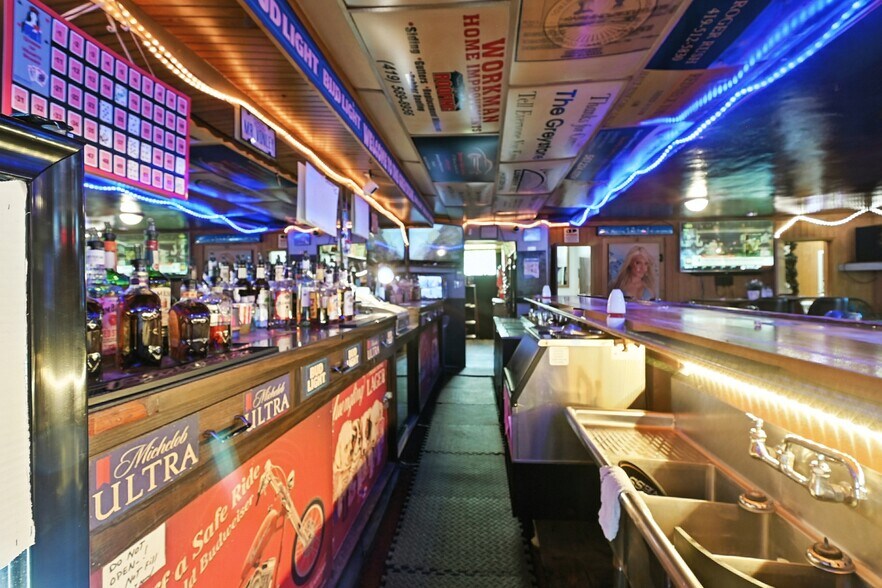 More Photos Of 451 Grace St, Mansfield Bar For Sale