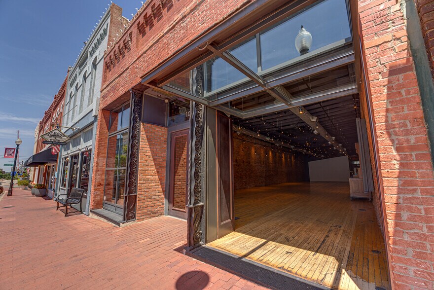 More Photos Of 1013 E 15th St, Plano Storefront For Sale