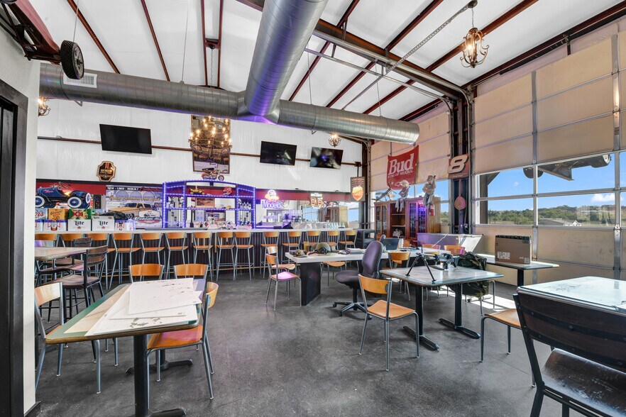 More Photos Of 5989 N FM 51, Weatherford Showroom For Sale