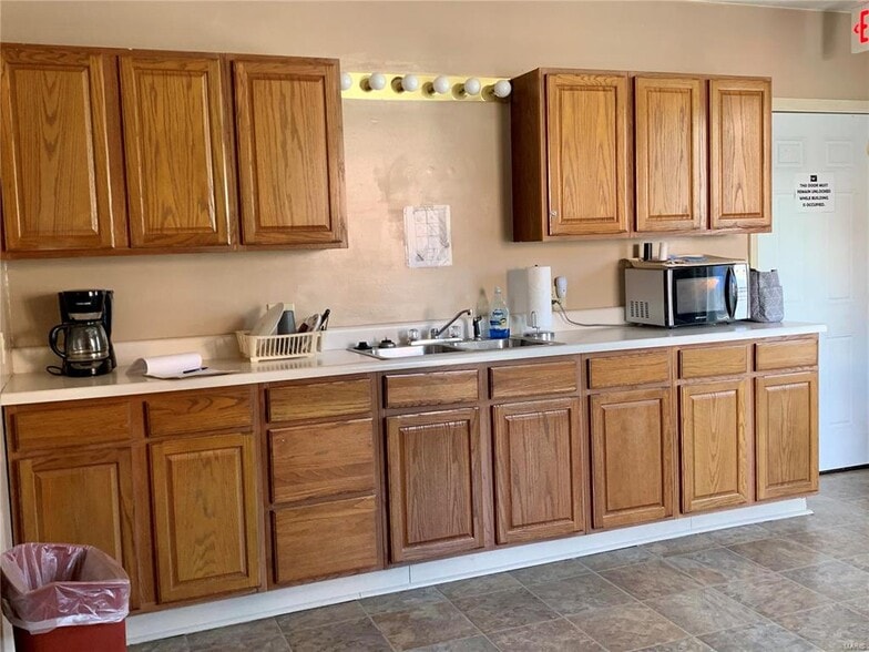 More Photos Of 111 S 10th St, Hannibal Office For Sale