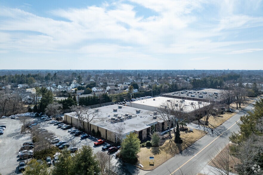 More Photos Of 370 Crossways Park Dr, Woodbury Distribution For Lease