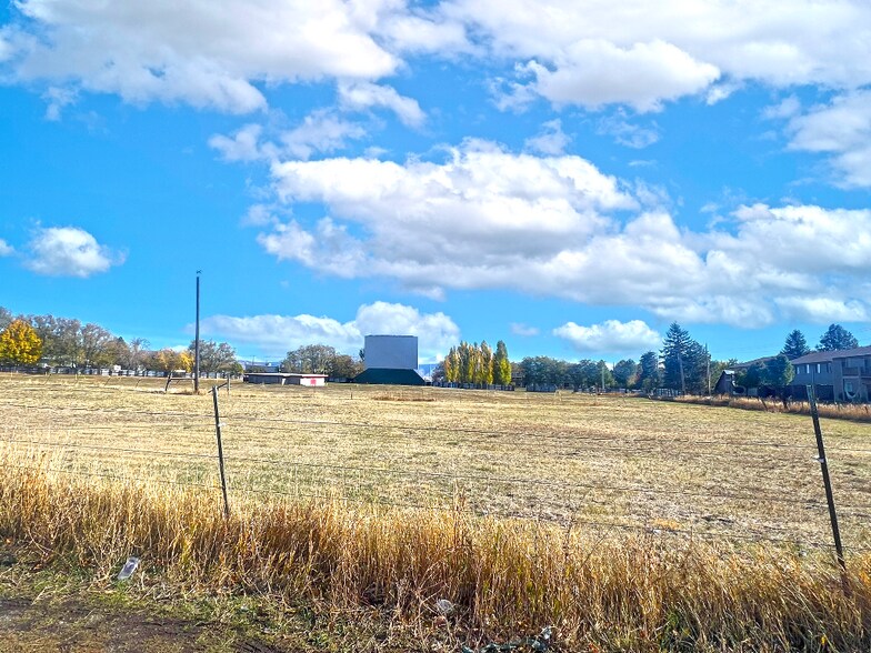 More Photos Of 404 20th St, La Grande Land For Sale