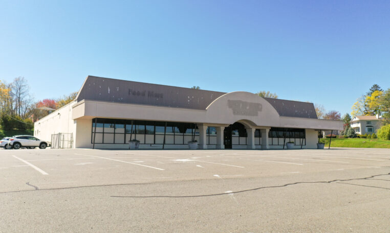 Primary Photo Of 657 Silas Deane Hwy, Wethersfield Supermarket For Lease