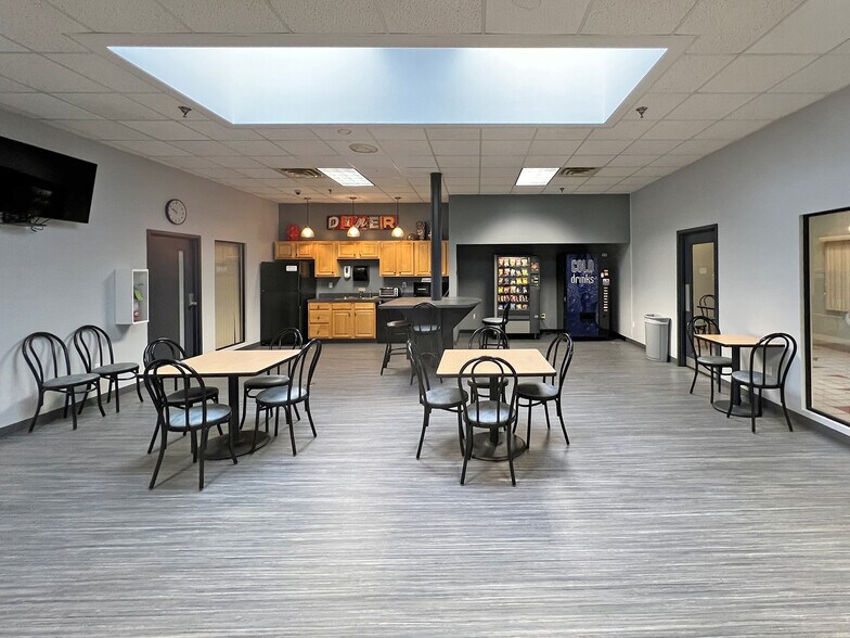 More Photos Of 2800-2860 W 21st St, Erie Office For Lease