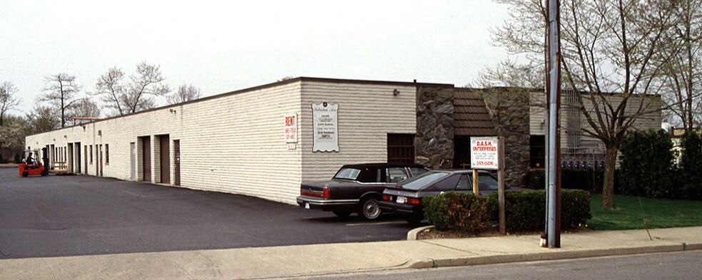 More Photos Of 289 Suburban Ave, Deer Park Warehouse For Lease
