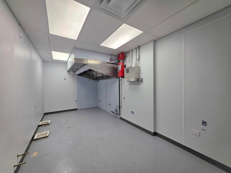 More Photos Of 2201 W Howard St, Chicago Restaurant For Lease