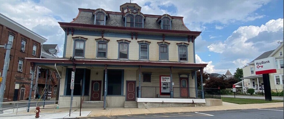 Primary Photo Of 701-705 Main St, Slatington Bank For Lease