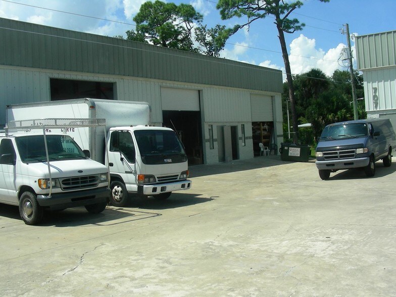 More Photos Of 707 Samms Ave, Port Orange Warehouse For Lease