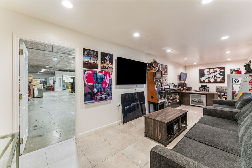 More Photos Of 7766 Burnet Ave, Van Nuys Service For Sale