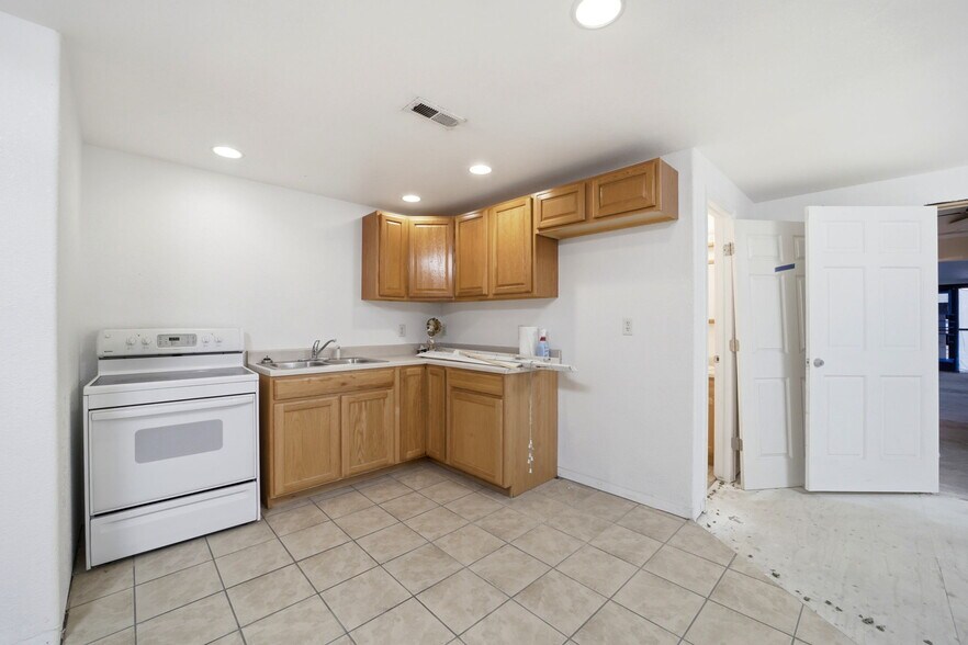 More Photos Of 609 N Grand Ave, Pueblo Storefront Retail Residential For Sale