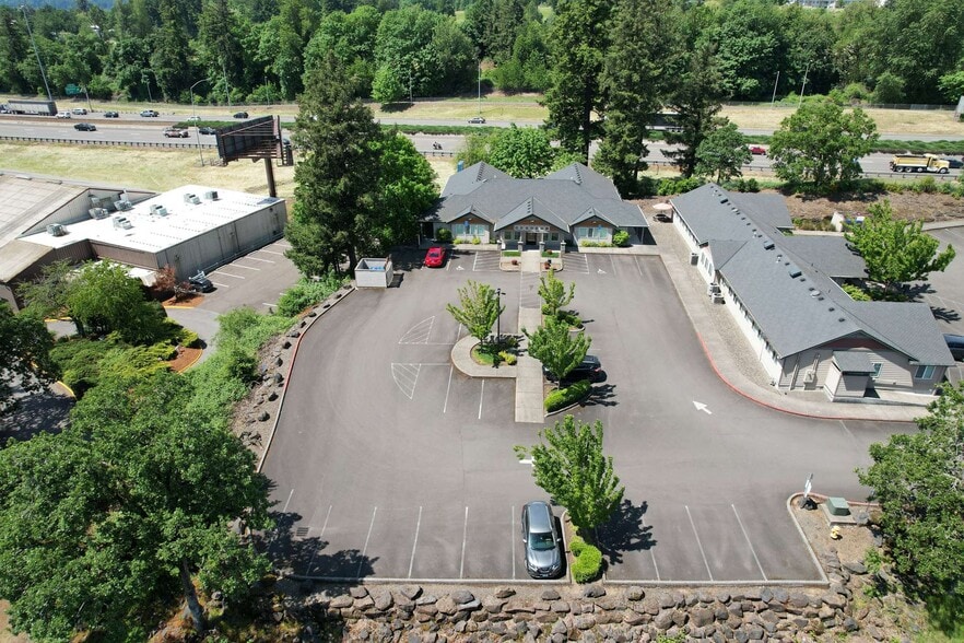 More Photos Of 870 82nd Dr, Gladstone Office For Lease