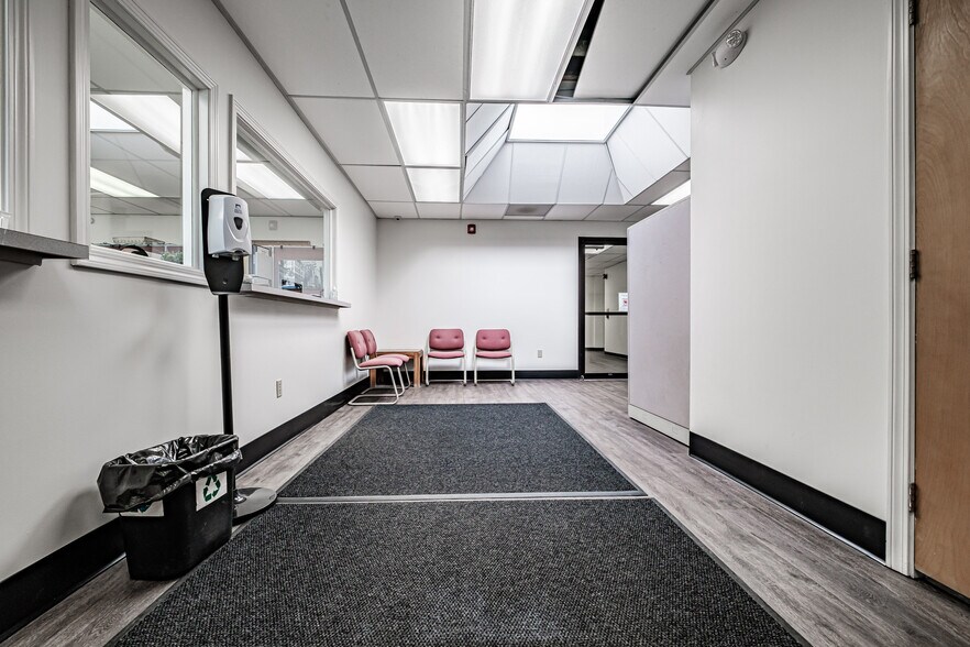 More Photos Of 76 Northern Ave, Gardiner Office For Sale