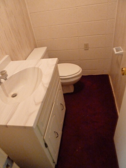 More Photos Of 910 Edgefield St, Greenwood Light Distribution For Sale