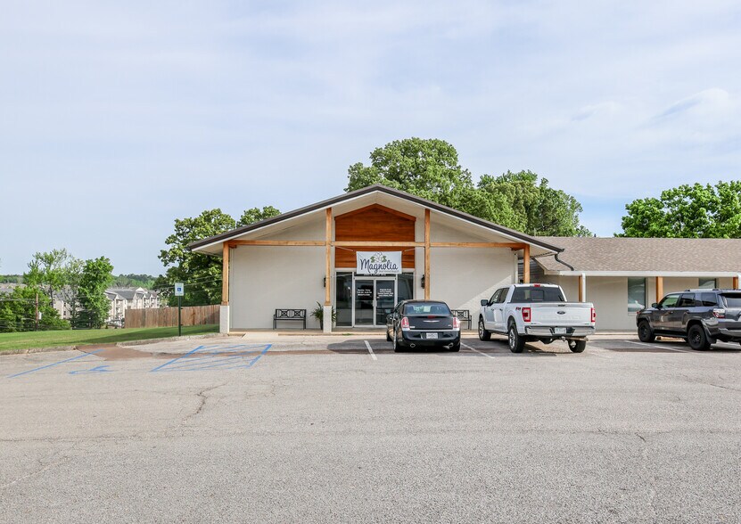 More Photos Of 2889 S Lamar Blvd, Oxford Flex For Sale