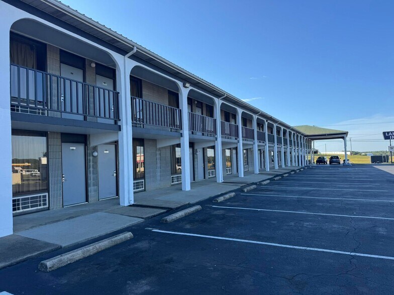 More Photos Of 990 Maple St, Russell Springs Hotel For Sale