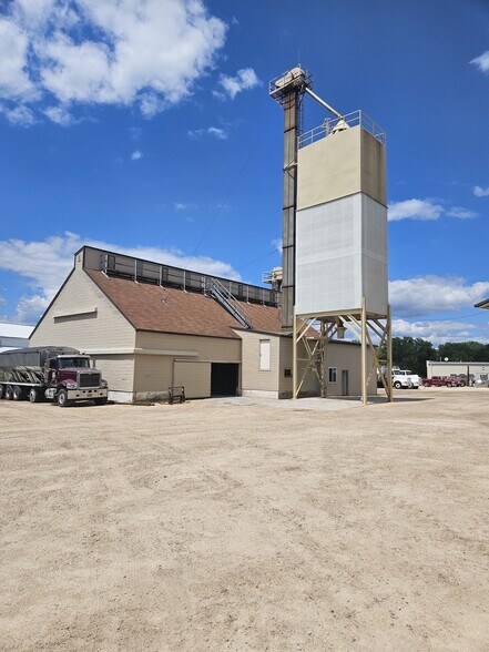More Photos Of 529 Furnace St, Mayville Warehouse For Sale