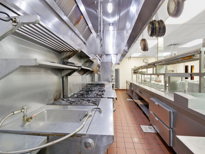 More Photos Of 1100 S Flower St, Los Angeles Office For Lease