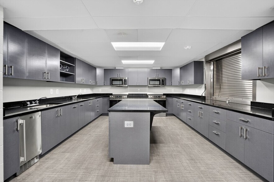 More Photos Of 8225 Barrett Dr, Manassas Specialty For Lease