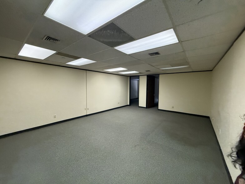 More Photos Of 1919 N Loop W, Houston Medical For Lease