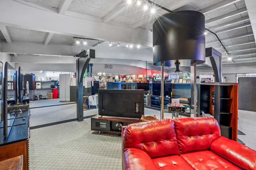 More Photos Of 4931 Douglas Ave, Des Moines General Retail For Sale