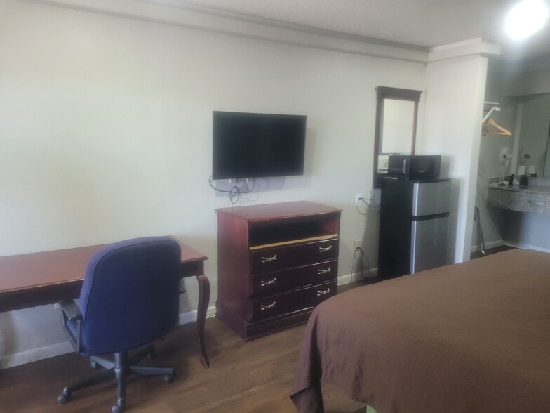 More Photos Of 9000 Airport Blvd, Houston Hotel For Sale