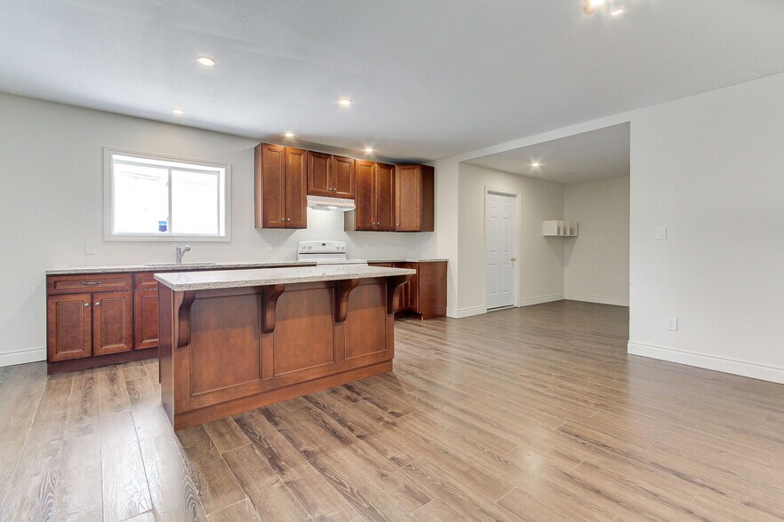 More Photos Of 395 Bay St W, Brock Office For Sale