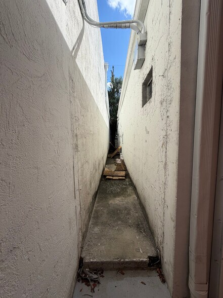 More Photos Of 345 NW 24th St, Miami Storefront Retail Office For Sale