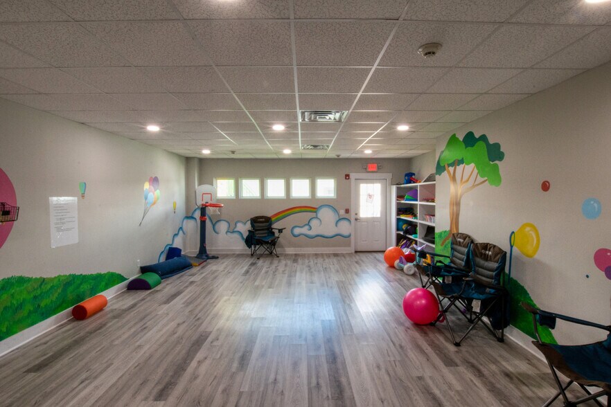 More Photos Of 2300 Parkwood Dr, Brunswick Office For Sale