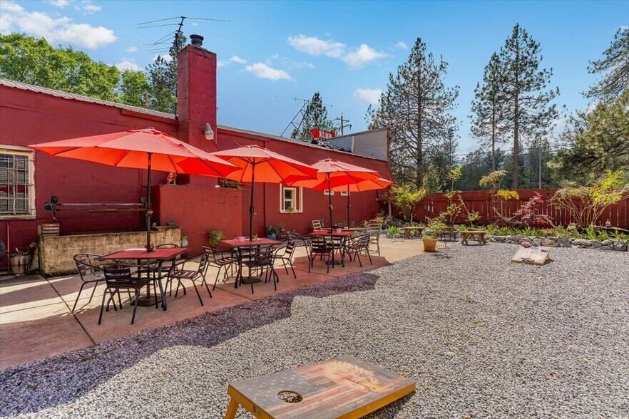 More Photos Of 21375 Main St, Lakehead General Retail For Sale