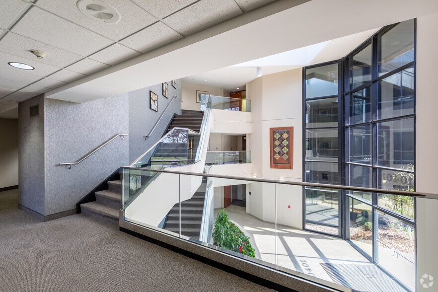 More Photos Of 10401 Linn Station Rd, Louisville Office For Lease