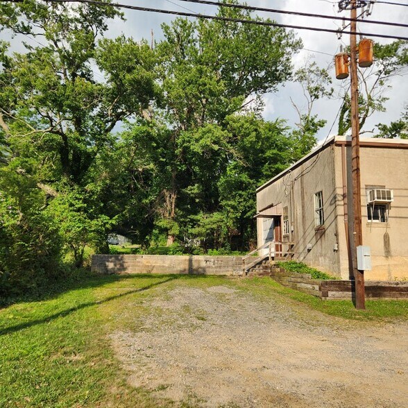 More Photos Of 1150-1156 Sweeten Creek Rd, Asheville Warehouse For Lease