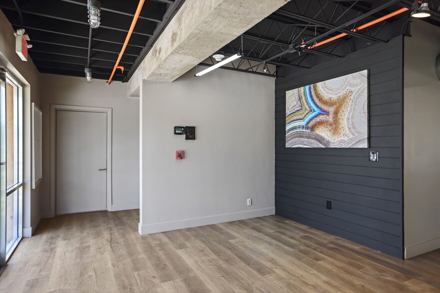More Photos Of 10830 Navajo Dr, Saint Petersburg Showroom For Sale