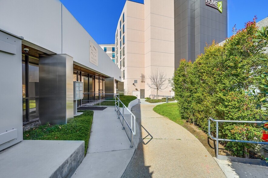 More Photos Of 5947-5951 Variel Ave, Woodland Hills Office For Sale