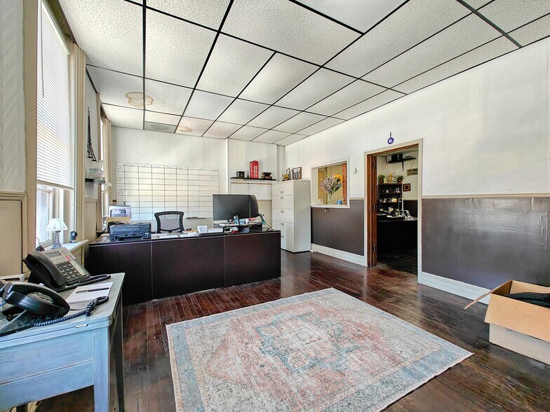 More Photos Of 121 N Poplar St, Paris Storefront Retail Residential For Lease