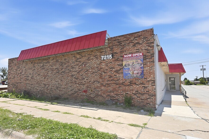 More Photos Of 7215 Blondo St, Omaha Bar For Sale