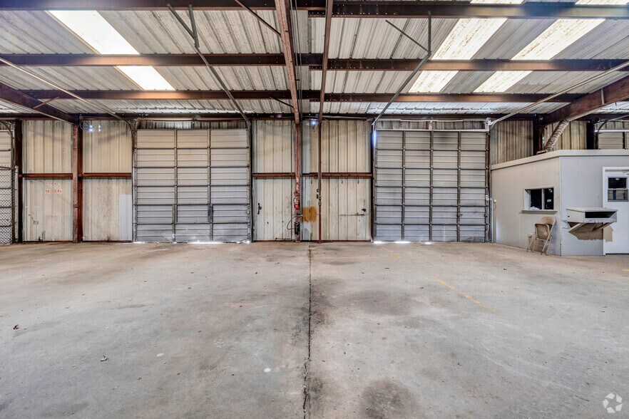 More Photos Of 8403 Bassett St, Houston Warehouse For Sale